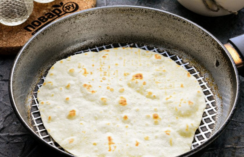 1. Этап. Кыстыбый с пюре: Жарьте лепешки с двух сторон на хорошо разогретой сковороде. Жарьте по 12-15 секунд с каждой стороны.