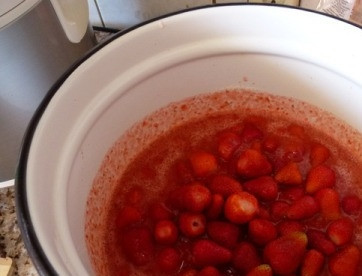 1. Этап. Клубничное варенье для детей: Добавляем в пюре целые ягоды, ставим их на огонь. Доводим до кипения и выключаем. Оставим варенье в покое на часик.