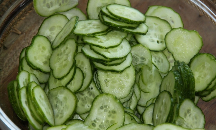 1. Этап. Салат из огурцов с чесноком: Итак, тонко режем огурцы. Засыпаем их солью, оправляем в холодильник минут на 20, чтобы пропитались.