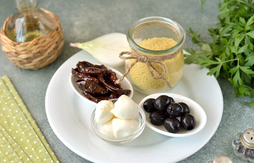 1. Этап. Кускус с вялеными томатами: Подготовьте ингредиенты. Отмерьте необходимое количество кускуса. Почистите лук, помойте его и петрушку, обсушите.