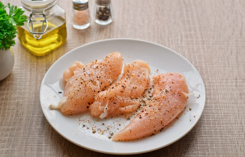 1. Этап. Теплый салат с грудкой и кабачком: Куриное филе ополосните и просушите. После натрите филе любимыми специями, солью и перцем.