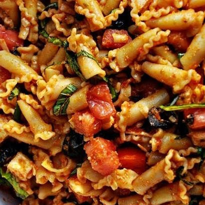 1. Этап. Макаронный салат с моцареллой: Салат подавать к столу холодным. В холодильнике он может храниться не более суток - затем теряет свои вкусовые качества.