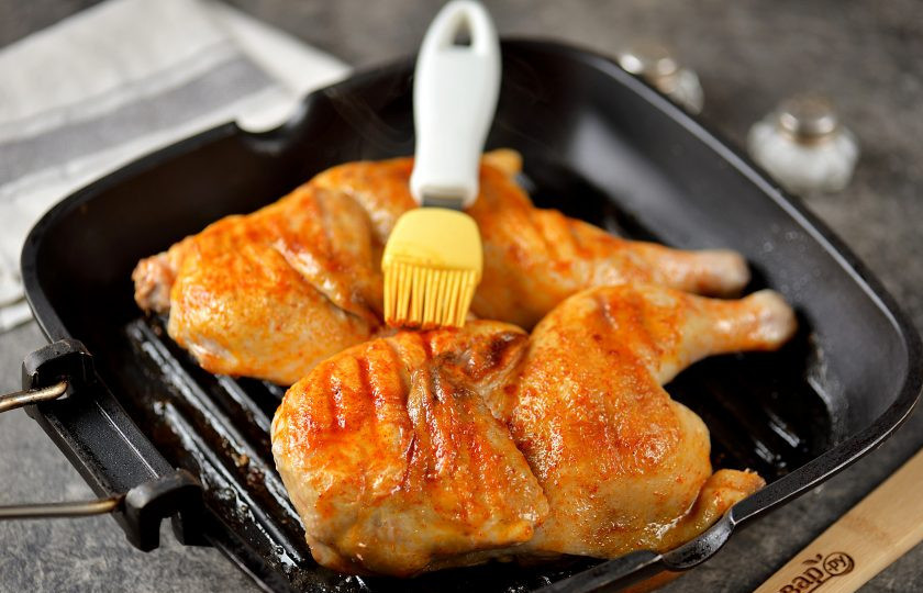 1. Этап. Корнишоны-гриль: Время от времени переворачивайте курятину, следите, чтобы не пригорела. Спустя минут 30 проколите зубочисткой грудку и бедро, если вытекает чистый прозрачный сок, а из косточек не выделяется сукровица — цыпленок готов. Теперь смешайте копченую паприку с чайной ложкой растительного масла, тщательно смажьте цыпленка со всех сторон, посолите и поперчите по вкусу. Жарьте еще около 5 минут.