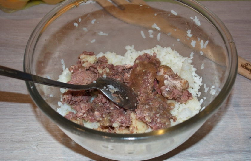 1. Этап. Пирог Походный: Теперь к рису добавьте пару ложек говяжей тушенки. Перемешайте. Можно в начинку добавить немного зелени, но у меня ее не любят и она перебьет вкус риса с тушеной.