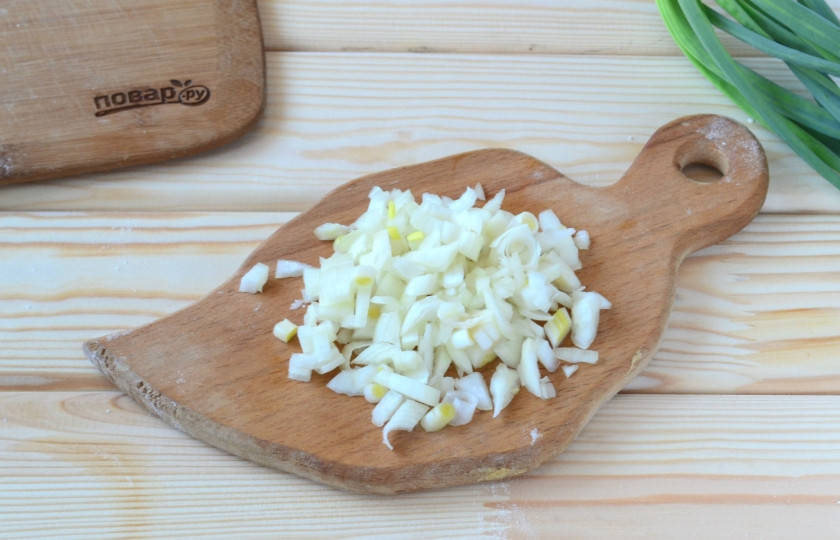 1. Этап. Гошкийде: Теперь подготовьте фарш, добавьте к нему соль и перец по вкусу, а также мелко порубленный лук. Все хорошенько перемешайте.