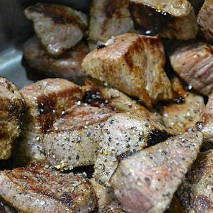 1. Этап. Говядина по-бургундски: Небольшими партиями обжариваем говядину до коричневого цвета.