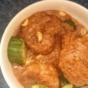 Фрикадельки с арахисовой подливой