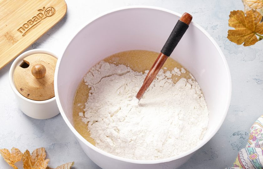 1. Этап. Булочка с посыпкой: Перемешайте и частями добавьте просеянную муку.