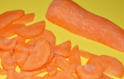 1. Этап. Кролик, тушенный в вине с овощами: Чистим и моем морковь, нарезаем её половинками кружочков.