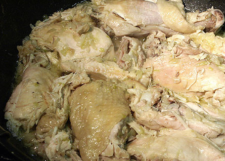 1. Этап. Курица с грецкими орехами: 8. На растительном масле обжарим совсем немного курицу вместе с измельченным луком.