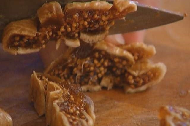 1. Этап. Каша из пшеничных отрубей: 3. Высушенный инжир нарезаем небольшими кусочками.