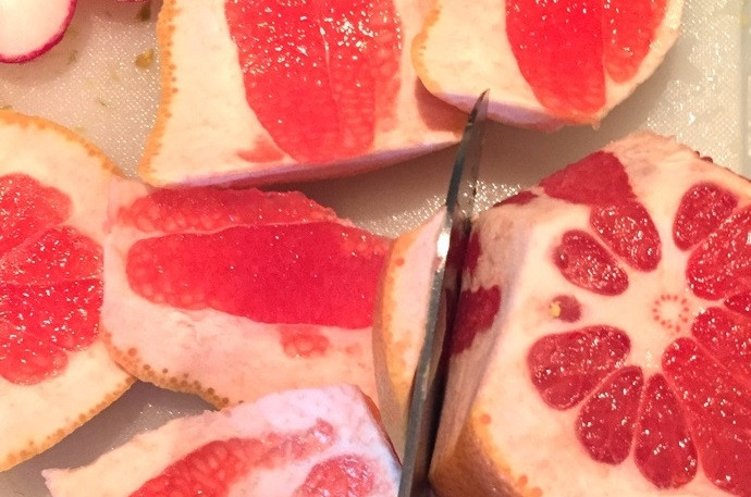 1. Этап. Салат с фенхелем, рукколой и апельсином: 5. Срежьте кожуру с грейпфрута и апельсинов.