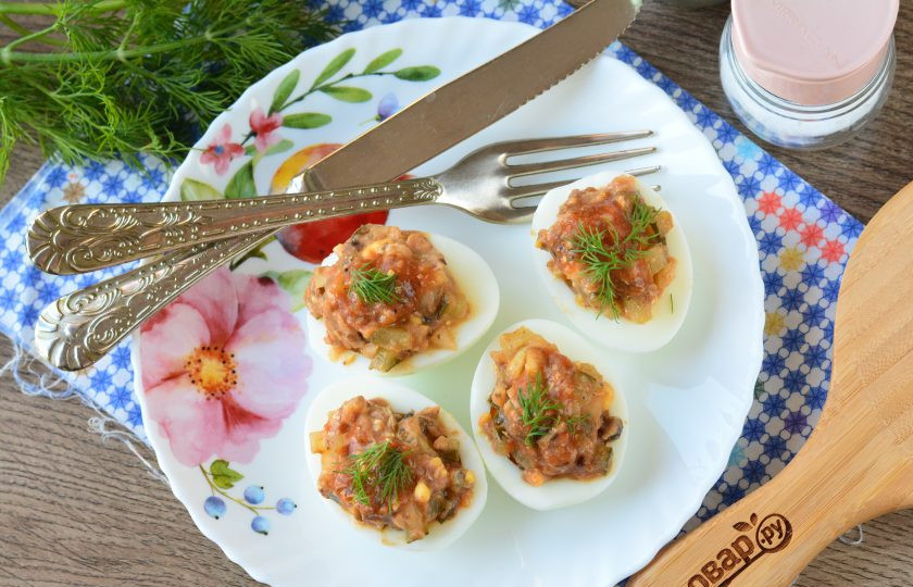 1. Этап. Яйца фаршированные килькой: Нафаршируйте яичные белки. Украсьте свежим укропом и готово. Приятного аппетита!