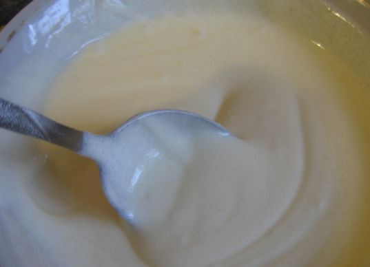 1. Этап. Пряничный торт (рецепт без выпечки): 3. Сахар перемешаем со сметаной, добавим корицы.