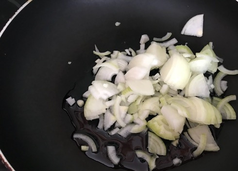 1. Этап. Ливанский чечевичный суп: 3. Лук обжарьте на оливковом масле до золотистости.