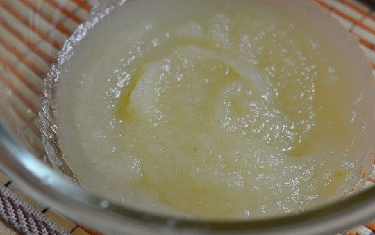 1. Этап. Яблочный кисель: 2. Готовые яблоки протрите в пюре. Влейте обратно в кастрюлю с водой. Добавьте сахар и поставьте на огонь.