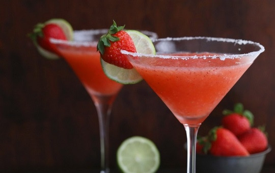 1. Этап. Клубничная Маргарита с лаймом: 4. Перелейте коктейль в бокал, украсьте бортик ломтиком лайма или клубничкой. Подавайте к столу.