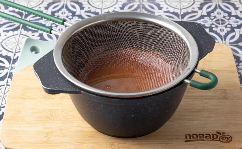 1. Этап. Классическая томатная паста: Сок расслоится. Мякоть опустится вниз, а жидкость будет сверху. Мелким ситом нужно вычерпать жидкость так, чтобы мякоть осталась внизу.