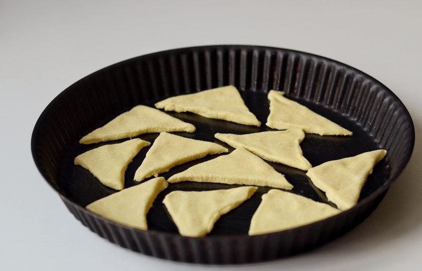 1. Этап. Мексиканские чипсы: Переложите их на противень. Выпекайте около 15 минут в заранее разогретой до 200 градусов духовке.