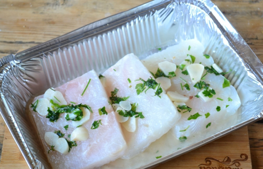 1. Этап. Рыбное филе под соусом: Полейте полученным соусом рыбное филе, отправьте его запекаться в разогретую до 180 градусов духовку на 30 минут.