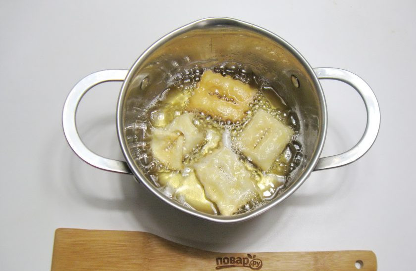 1. Этап. Итальянский хворост: Хорошо разогрейте масло в кастрюле и выложите квадраты теста.