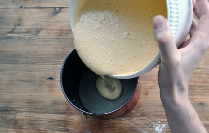 1. Этап. Торт на работу: Дно разъемной формы застилаем бумагой для выпечки. Вливаем в форму тесто. Выпекаем 40 минут в духовке при температуре в 180 градусов.