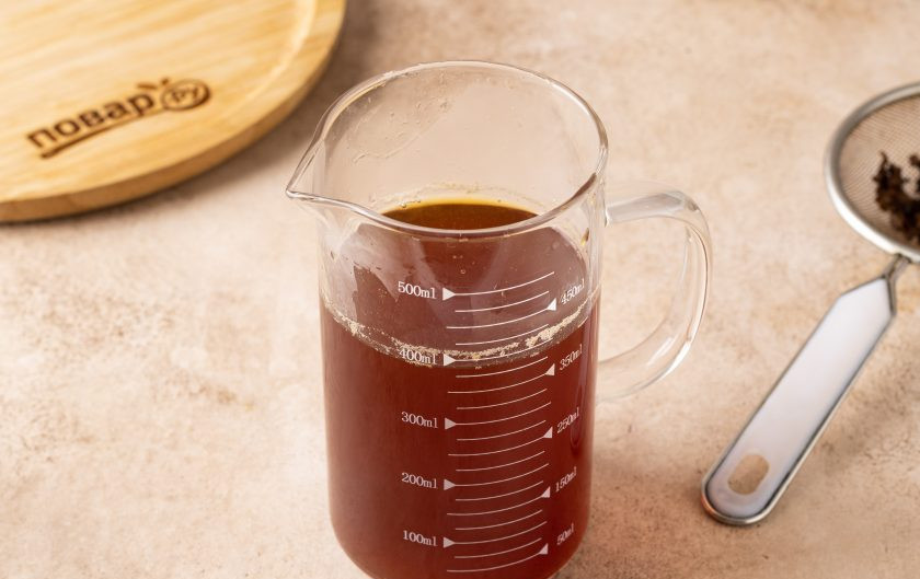 1. Этап. Чай с молочной пенкой: Процедите чай через мелкое сито.