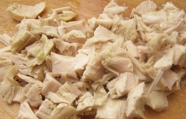 1. Этап. Рисовый суп с курицей: Параллельно небольшими кусочками нарезаем курочку.