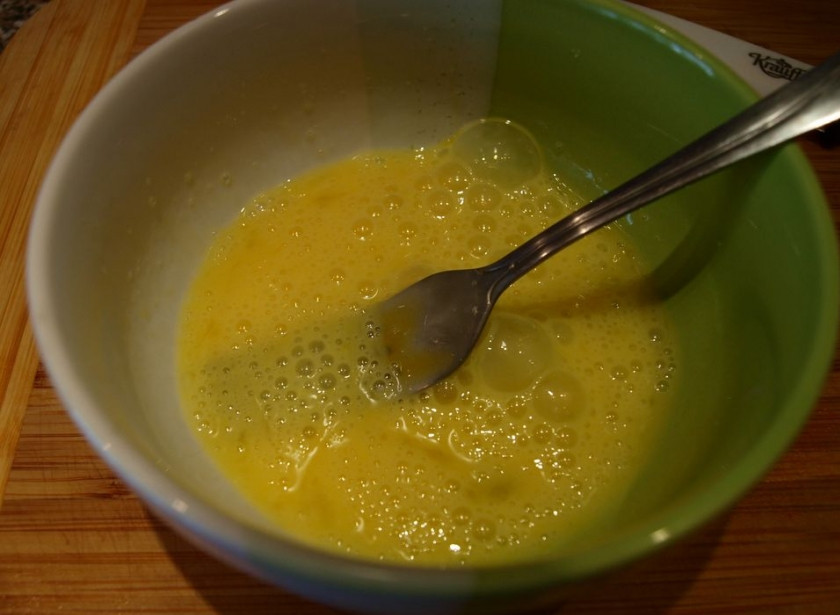 1. Этап. Венгерская уха: А этот процесс - по желанию. Когда уха уже готова, взбиваем яйцо.