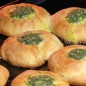 Укропно-чесночные булочки Процесс приготовления не опишешь несколькими фото (на самом деле я сделала около 20 фотографий...). А здесь опишу основные шаги. Опара. В тёплую воду добавляем дрожжи, 5 стол. л. муки и сахар. Хорошо перемешиваем. Оставляем на 15-20 минут. Тесто. Добавляем к опаре соль, один яичный белок и муку (постепенно). Ложкой вымешиваем. Получается очень липкое тесто. На стол высыпаем еще 50 г муки. Теперь нужно замесить мягкое плотное тесто. Накрываем миской и оставляем на столе, пока не увеличится как минимум в два раза. У меня этот процесс занял 30 минут. Пока тесто подходит, готовим начинку. Режем укроп, измельчаем чеснок и смешиваем с размягченным маслом. Солим по вкусу. Затем добавляем желток и снова хорошо перемешиваем. Начинка готова. Тесто подошло. Обминаем его немного и делим на 8 частей. Формируем шарики. На противень, смазанный подсолнечным маслом, выкладываем шарики, накрываем фольгой и оставляем снова, пока они не увеличатся в полтора-два раза. Делаем в булочках углубления для начинки. Выкладываем начинку. Отправляем булочки в духовку. Я готовила при 180˚C примерно 20 минут. Но смотрите по своей духовке! Булочки должны хорошо подрумянится, но не сгореть! Все! Можно звать семью обедать!