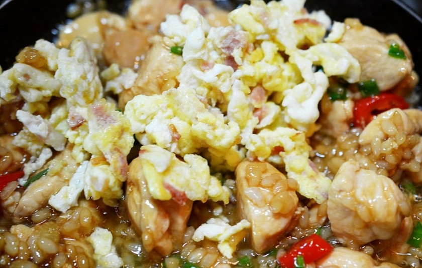 1. Этап. Кхау Пхат Кай: При подаче добавьте зеленый лук и яичную массу. Всё перемешайте и подавайте к столу!.