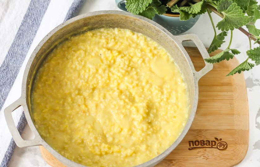 1. Этап. Пшенная каша с яйцом: Протомите кашу на плите еще 1-2 минуты и выключите нагрев.