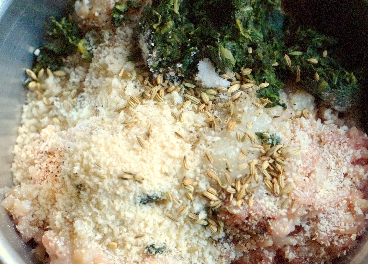 1. Этап. Кальмары, фаршированные курицей и грибами: Начнем с приготовления начинки, для нее нам нужно нарезать очень мелко шампиньоны, зелень и половинку репчатого лука измельчить. Теперь смешиваем в мисочке куриный фарш, грибы, лук и зелень, добавляем горсть панировочных сухарей, фенхель, черный молотый перец и соль по вкусу, хорошенько все перемешиваем.