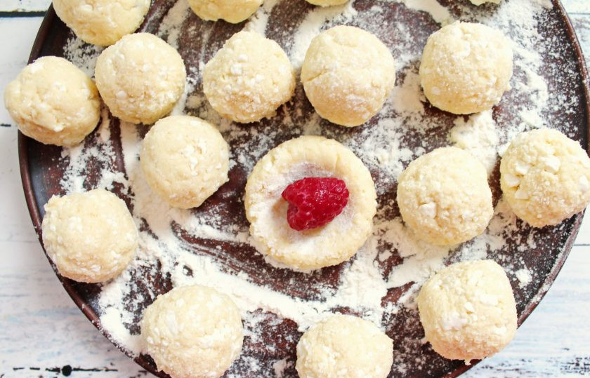 1. Этап. Ленивые вареники с малиной: Каждый шарик намного приплюсните и выложите в центр по одной ягодке.