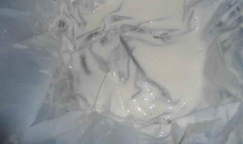 1. Этап. Торт с курагой: Глубокую форму для выпекания торта застелем бумагой для выпекания и обмажем ее со всех сторон кремом.