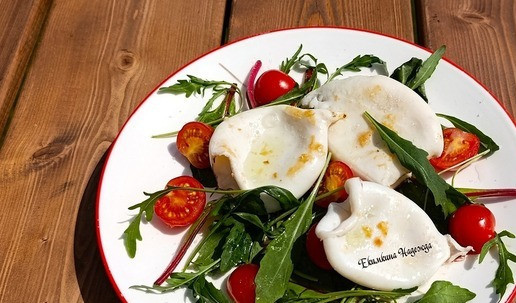 1. Этап. Секретный рецепт жареных кальмаров: На тарелку с зеленью и черри положить жареные кальмары, посыпать солью и взбодрить чесночным маслом. Очень вкусные кальмары!!!