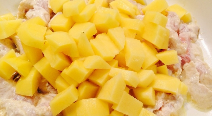 1. Этап. Индейка в сметанно-чесночном соусе: Разогреваем оливковое масло на сковороде. Выкладываем индейку, добавляем к ней картофель, порезанный кубиками.