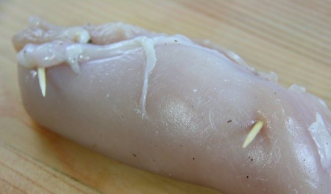 1. Этап. Курица с лимонным маслом: 6. Аккуратно закрепите зубочистками.