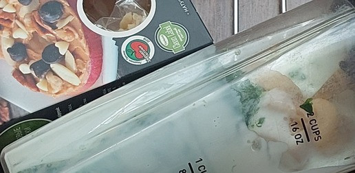 1. Этап. Шпинатный смузи с бананом и кефиром: Поместить шпинат, банан и кефир в блендер, измельчить и взбить.