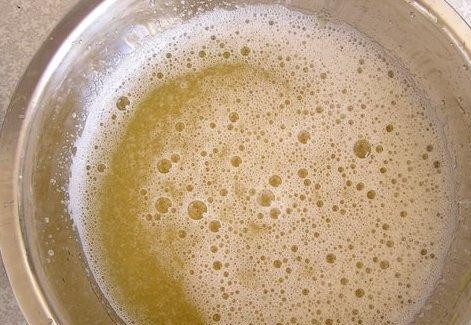 1. Этап. Яблочное желе: Затем растворившийся желатин смешиваем с яблочным пюре. Разливаем по формочкам и убираем в холодильник до полного застывания. Перед подачей формочку на пару минут опускаем в теплую воду и переворачиваем желе на тарелку.