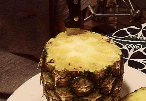 1. Этап. Десерт из ананаса: Ананас хорошенько промыть и срезать верхнюю часть. Затем ножом вырезать мякоть ананаса.