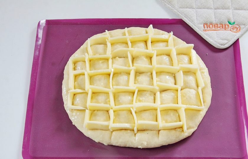 1. Этап. Чесночный хлеб с моцареллой: Сыр вставьте в прорези на тесте. Красота тут не важна, как получится!