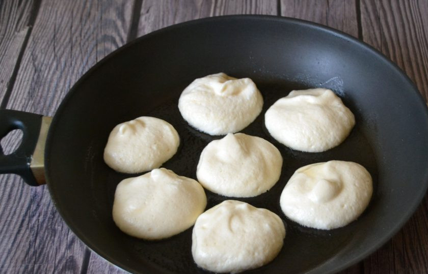 1. Этап. Японские панкейки: Смажьте сковороду небольшим количеством растительного масла и выложите ложкой тесто. Накройте крышкой и жарьте 2 минуты, огонь не должен быть слишком большим, тесто должно пропечься внутри.