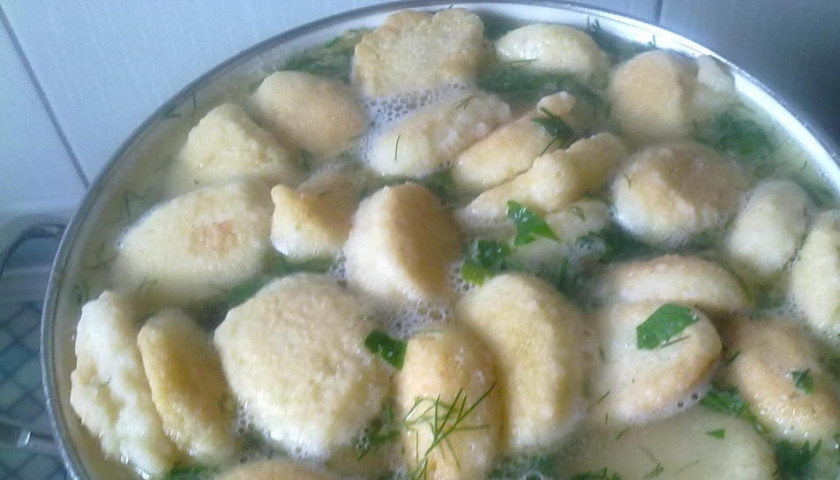 1. Этап. Манные клецки: Клецки готовы. Теперь вы можете опустить их в тарелку с супом или бульоном (за несколько минут до готовности супа). Приятного аппетита!