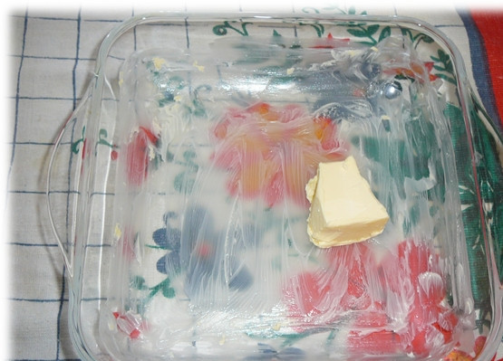 1. Этап. Творог с морковью: 6. Жаропрочную форму для запекания смазать сливочным маслом.