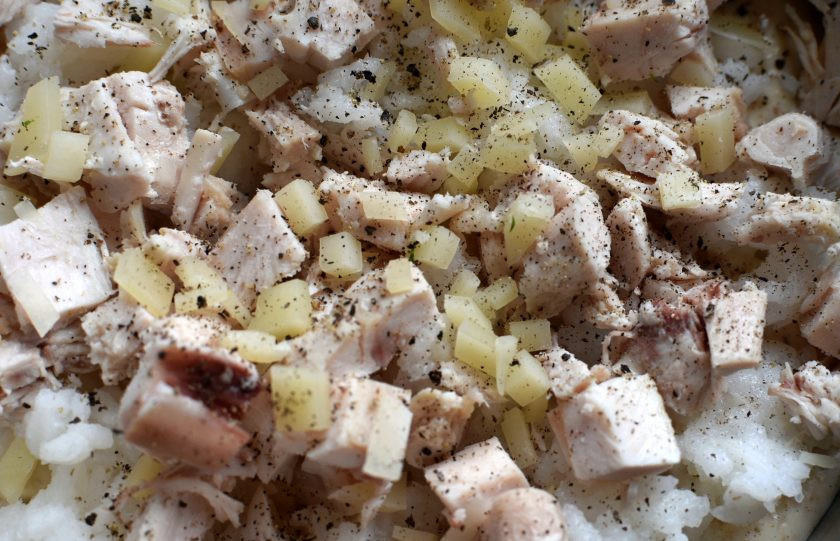 1. Этап. Заливной пирог с курицей и рисом: Часть теста вылейте в подготовленную форму. Сверху рассыпьте отварной рис, на него выложите курицу и посыпьте сыром. Посолите и поперчите.