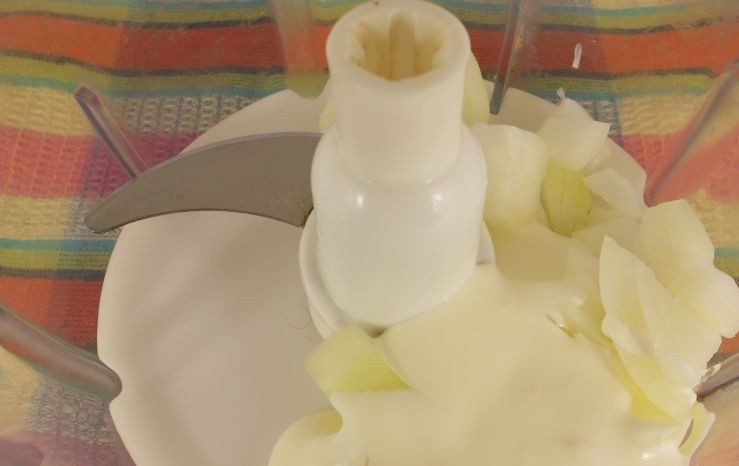 1. Этап. Закуска из рыбных консервов: Лук почистите и произвольно нарежьте. Положите его вместе с майонезом в блендер. Измельчите ингредиенты вместе.