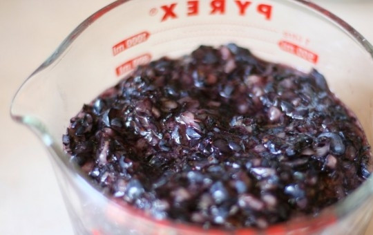 1. Этап. Джем из черники: Чернику хорошенько промываем. При помощи кухонного комбайна или блендера измельчаем ее.