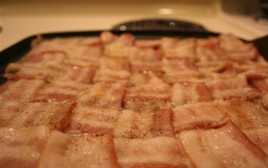 1. Этап. Бекон с сыром: 3. Теперь нужно поперчить немного по вкусу. Добавлять в рецепт приготовления бекона с сыром соль необязательно, а вот разнообразные специи вполне подойдут, как и сушеная зелень или чеснок, например.