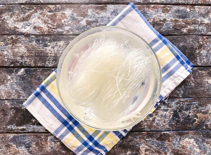 1. Этап. Фунчоза с курицей терияки: Фунчозу залейте кипятком на 5-7 минут, после промойте холодной водой.